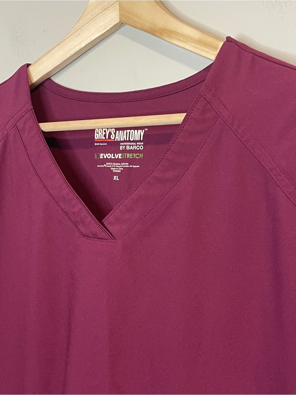 Grey's Anatomy by Barco Evolve STRETCH Rhythm Women's 2-Pocket V-Neck Scrub Top - Picture 4 of 6